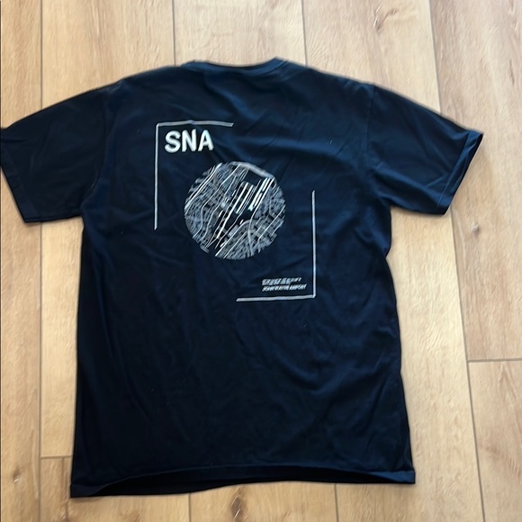 Black Graphic T-Shirt - Men’s Size  Large - Picture 4 of 4